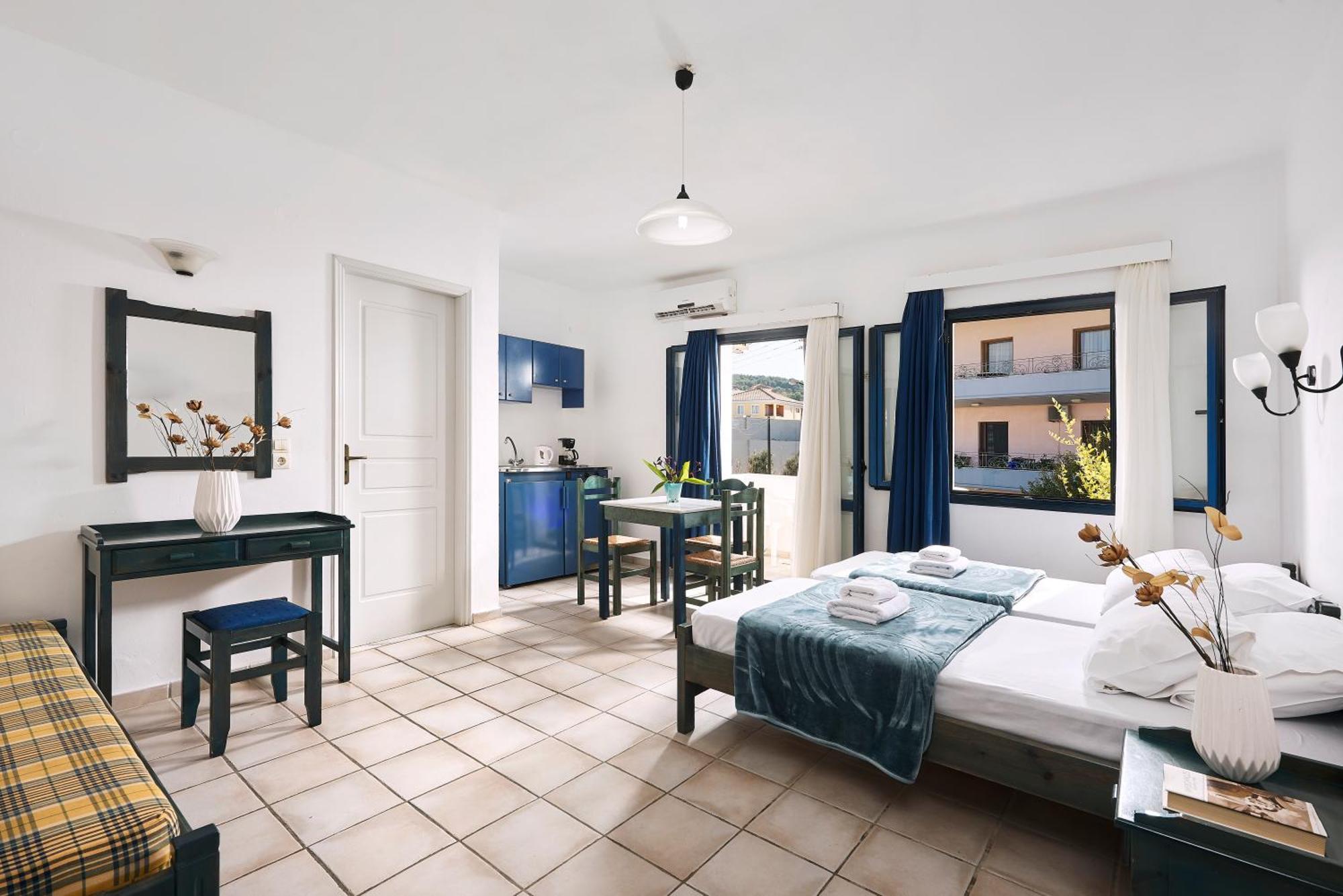 Eva Suites & Apartments Agia Marina Oda fotoğraf